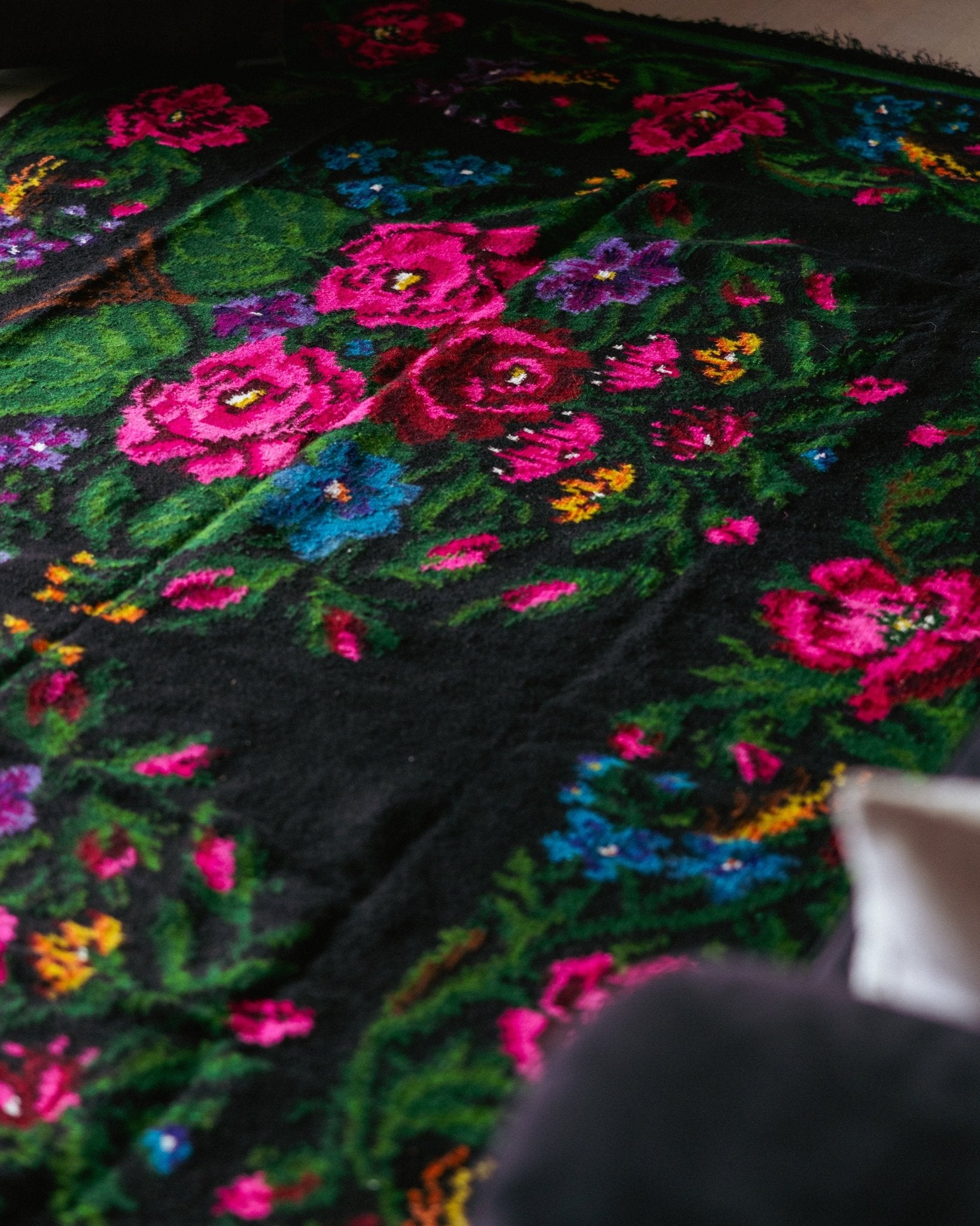 ROKSOLANA – Large Rug from Karpaty - Saint Javelin